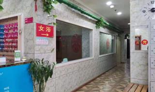 哈尔滨两男子暴雨中搓澡 哈尔滨两男子暴雨中搓澡